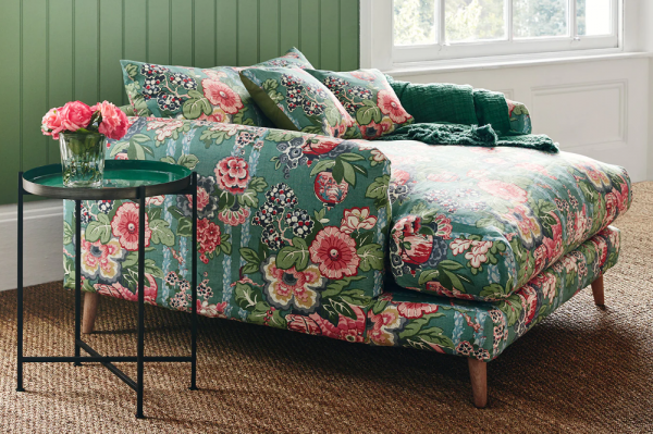 Kursi Berlengan dengan Pola Berulang